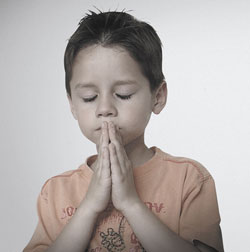 Niño orando
